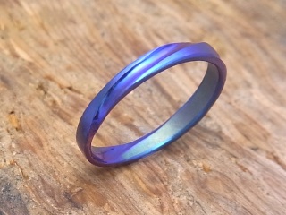 ブルーに発色したジルコニウムの指輪